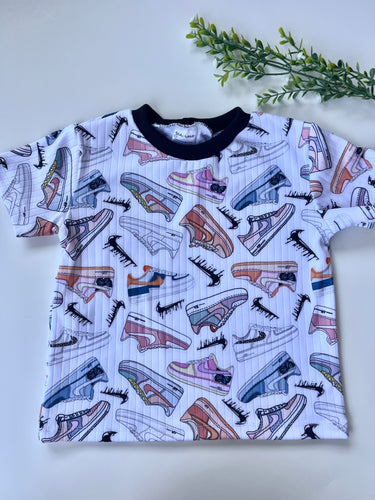 Top for kids with shoes sneakers 